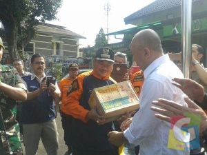 Kepala Staff Kepresidenan Teten Masduki saat menyerahkan bantuan Presiden Joko Widodo, foto dok