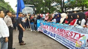 Ratusan Buruh Purwakarta saat bertolak ke Jakarta, foto Deni