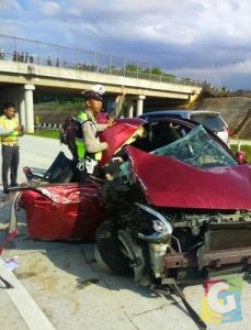 Mengenaskan mobil nissan macrh yang mengalami kecelakaan di Tol Cipali Subang, foto Deni