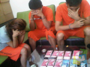 Ketiga tersangka pelaku Komplotan pembobol ATM Hanya bisa tertunduk lesu saat dibekuk Polres Kota Banjar, foto Hermanto