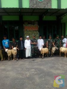 Dandim Purwakart Letkol CZI Cahyadi Amperawan saat menyerahkan domba kurban kepada Pengurus Pondok Pesantren dan Tukan Becak, foto Deni