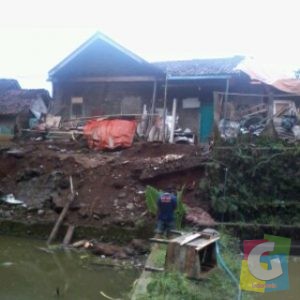 Bagian tebing yang longsor membawa ambruk dapur rumah warga, foto Hermanto