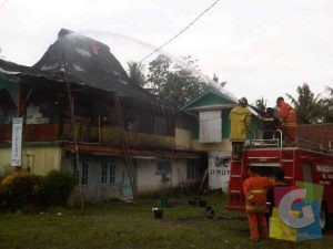Tampak bagian atap bangunan rumah makan yang sempat terbakar, foto Hermanto