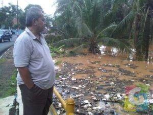 Walikota Banjar Darmadji Parawirasetya saat melakukan peninjauan kelokasi Banjir, foto Hermanto