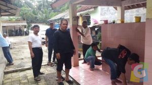 Para abang becak dan tukang ojek Kota Banjar saat melakukan kegiatan bersih-bersih dimesjid, foto dok