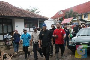 Walikota Bandung Ridwan Kamil saat mengunjungi lokasi banjir bandang Garut, foto Marnoto