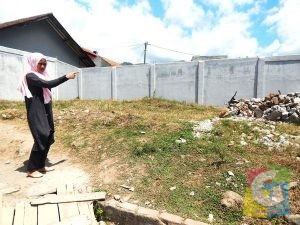 Kepala Sekolah Menengah Pertama Siti Aisyah Kadungora, meunjukan lokasi untuk bangunan mesjid, foto Kus