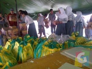 Para siswa SMKN I Garut saat menyiapkan bantuan untuk para korban Banjir Bandang, foto Yuyus