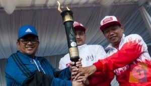 Legenda Bulutangkis Tanah Air Ricky Subagja dan Ii Sumirat saat menyerahkan Api PON kepada Gubernur Jabar Ahmad Heryawan, foto istimewa