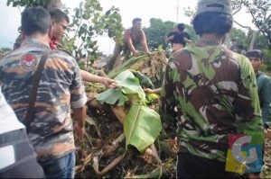 Sesosok Mayat Perempuan korban banjir  kembali ditemukan petugas dan warga, foto jmb