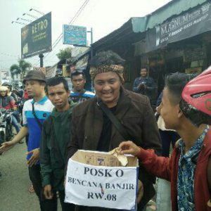 Diky Chandra saat menggalang dana bersama warga dijalan raya pusat kota Garut, foto dok