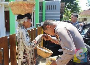 Kapolda NTB Brigjen Polisi Umar SEptono, tampak tengah mencium tangan nenek penjual kripik singkong, foto kiknews.today