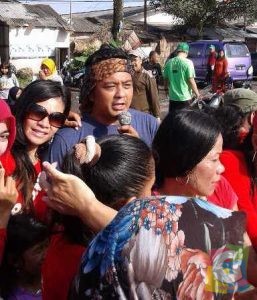 Dicky Chandra saat dikerumuni warga yang memintanya foto bersama, foto akun facebook Nunuy Ayyo Beiqa  