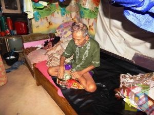 Mamad Penderita Tumor warga Garut menahan penderitaaanya selama sepuluh Tahun karena tidak mampu berobat, foto Kus 
