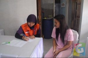 Salah seorang warga sedang mendapatkan layanan pengobatan gratis dari Tim Medis Bakrie Amanah Untuk Negeri, foto jmb