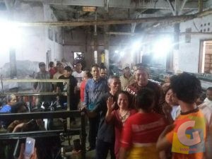 Diky Chandra dikerubuti warga saat mengunjugi Lokasi Pabrik Tenun Jl M. Toha Cipedes Kota Tasikmalaya, foto Beron