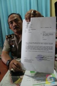 Kompol A Kustia Kapolsek Garut Kota saat menunjukan bukti surat edaran, foto Margogo