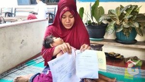 Fatimah Kirana Anjai dalam gendongan Ibunya hanya bisa pasrah kesulitan mendapatkan pengobatan, foto Deni