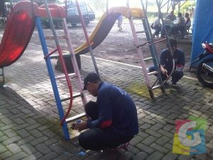 Para Napi saat melakukan pengecatan fasilitas bermain di Dobo Kota Banjar, foto Hermanto 