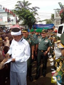 Bupati Purwakarta Dedi Mulyadi saat mendampingi Kasdam III Siliwangi Brigjen Wuriyanto, pada pembukaan Pameran Alutsista, foto Deni