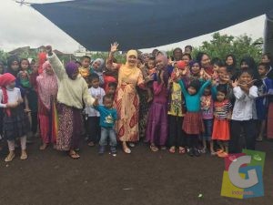 Rani Diky Chandra dikelilingi warga dan anak-anak saat menghadiri kegiatan Menyambut Tahun Baru Islam 1438 H, foto dok