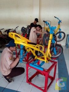 Para siswa SMK YPK Purwakarta tampak sedang melakukan pembelajaran di Jurusan Teknik Sepeda Motor, foto Deni