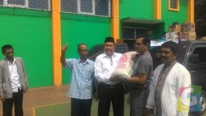 Perwakilan MKKS SMK Kabupaten Sukabumi saat menyerahkan bantuan bagi korban banjir melalui Kepla MKKS SMK Kabupaten Garut, foto Yuyus