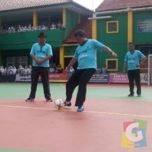 Bupati Garut Rudy Gunawan membuka Kejuaraan Futsal SMA/SMK dengan melakukan tendang bola, foto Yuyus