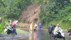 Longsoran tebing tampak menutupi badan jalan diruas jalan Garut-Tasik di Tenjowaringin, Salawu, foto Teddi