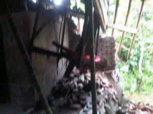 Rumah korban pergerakan tanah di Kota Banjar tampak ambruk, foto Hermanto