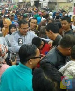 Calon Walikota Budi Budiman tampak dikerubuti warga saat berada di CFD, foto Istimewa