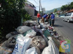 Tumpukan sampah yang dikelola Karang Taruna memudahan pihak petugas Tempat Pembuangan akhir sampah mengangkutnya, foto Kus