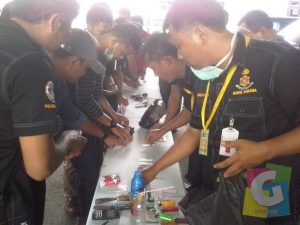 Petugas Satnarkoba saat melakukan tes urine bagi para napi dilapas Klas III Kota Banjar, foto Hermanto