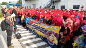 Ribuan buruh anggota FSPMI saat berkumpul di Purwakarta sebelum bertolak ke Gedung Sate, foto Deni