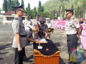 Penandatanganan berita acara sertijab lima pejabat utama Polres Banjar, foto Hermanto