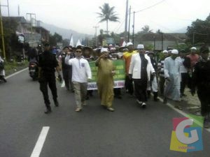 Rombongan pejalan kaki dipimpin Kiayi Pondok Pesantren Utsmaniyah Cihaurbeuti, foto Dok