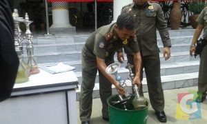Perugas Satpol PP Saat memusnahkan bong Shisa sitaan dari sejumlah cafe di Purwakarta, foto Deni