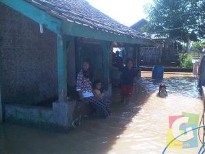 luapan air tampak menggenangi halaman rumah warga di Kecamatan Purwaharja KotaBanjar, foto Hermanto