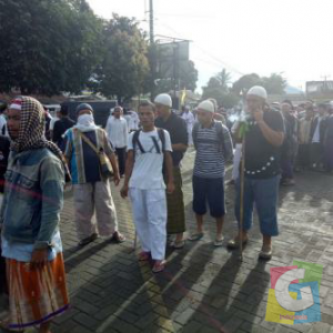 Para peserta aksi pejalan kaki asal pesantren Darussalam Wanaraja saat beradi Kampung Nagrek, foto dok