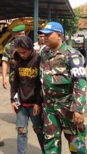 Salah seorang pelaku pengedar Narkoba saat digelandang Petugas Kodim 0611 Garut, foto dok