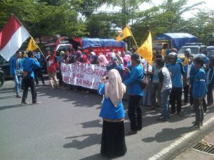 Aksi Unjukrasa para mahasiwa PMII Kota Banjar saat memblokir jalan, foro Hermanto