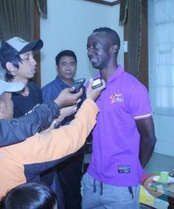 Makan Konate saat diwawancara wartawan di Garut bersama T-Team FC Malaysia, foto dok