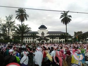 Ribuan peserta jalan sehat bersama Aa Gym menyebut di lapangan Gasibu Kota Bandung, foto istimewa