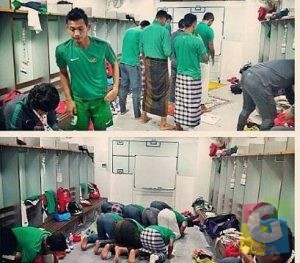 Tampak dalam gambar para pemain Timnas Sepabola beragama islam saat menjalankan Ibadah sholat berjamaah, foto Istimewa