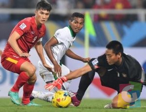 Kurnia Mega Penjaga Gawang Indonesia memungut Bola setelah kemelut dimulut Gawang, foto Istimewa