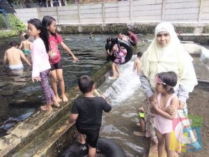 Beberapa Pengunjung tampak sangat menikmati beningnya sumber mata air Cipondok Subang, foto Alex