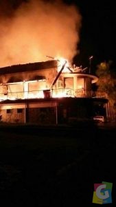 Kobaran api tampak saat melalap Hotell Pesanggrahan Jatiluhur Purwakarta, foto Alex