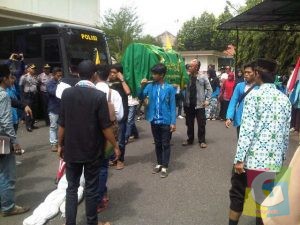 Para anggota PMII mengunsung keranda mayat mendatangi DPRD Kota Banjar, foto Hermanto 