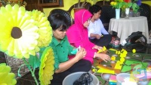 Sejumlah Ibu rumah tangga di Subang tampak sedang asyik membuat kerajinan bunga berbahan kantng plastik menjadi bernilai jual, foto Alex