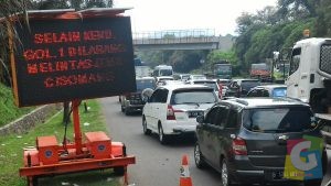 Antrian Panjang Kendaraan mengular hingga 5 KM di Tol Purbalenyi KM 79 Purwakarta, foto Alex